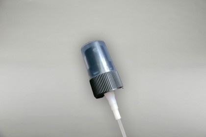 Fermetures DIN 18 | Nébuliseur fine spray noir avec capot de protection (40-N-S-J)